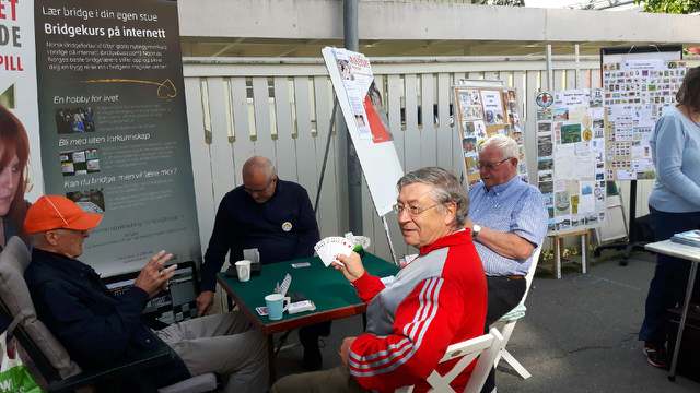 Olav, Jan Ove, Sverre Jensen (han tilhørte egentlig filatelistanden, men stilte seg til rådighet) og Øystein. Fotagraf var Terje Bergsli
