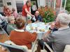 Vinnerhalvparten Olaug serverer noen av deltagerne